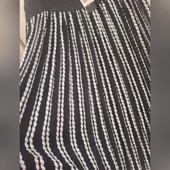 New Bloomingdale's Black & White Sleeveless Pleated Mini Dress Medium - Picture 4 of 6